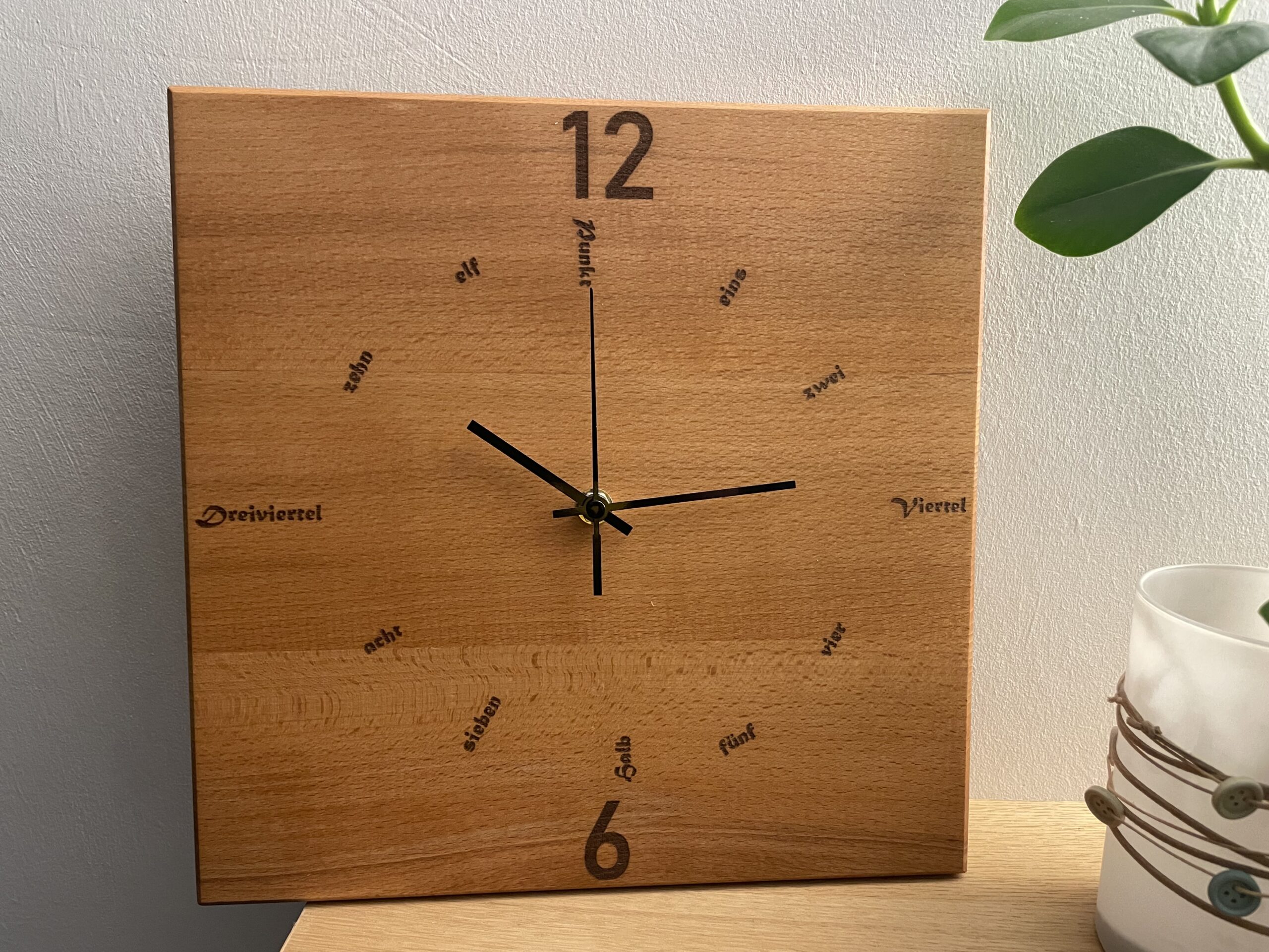 wanduhr aus buche, quadratisch