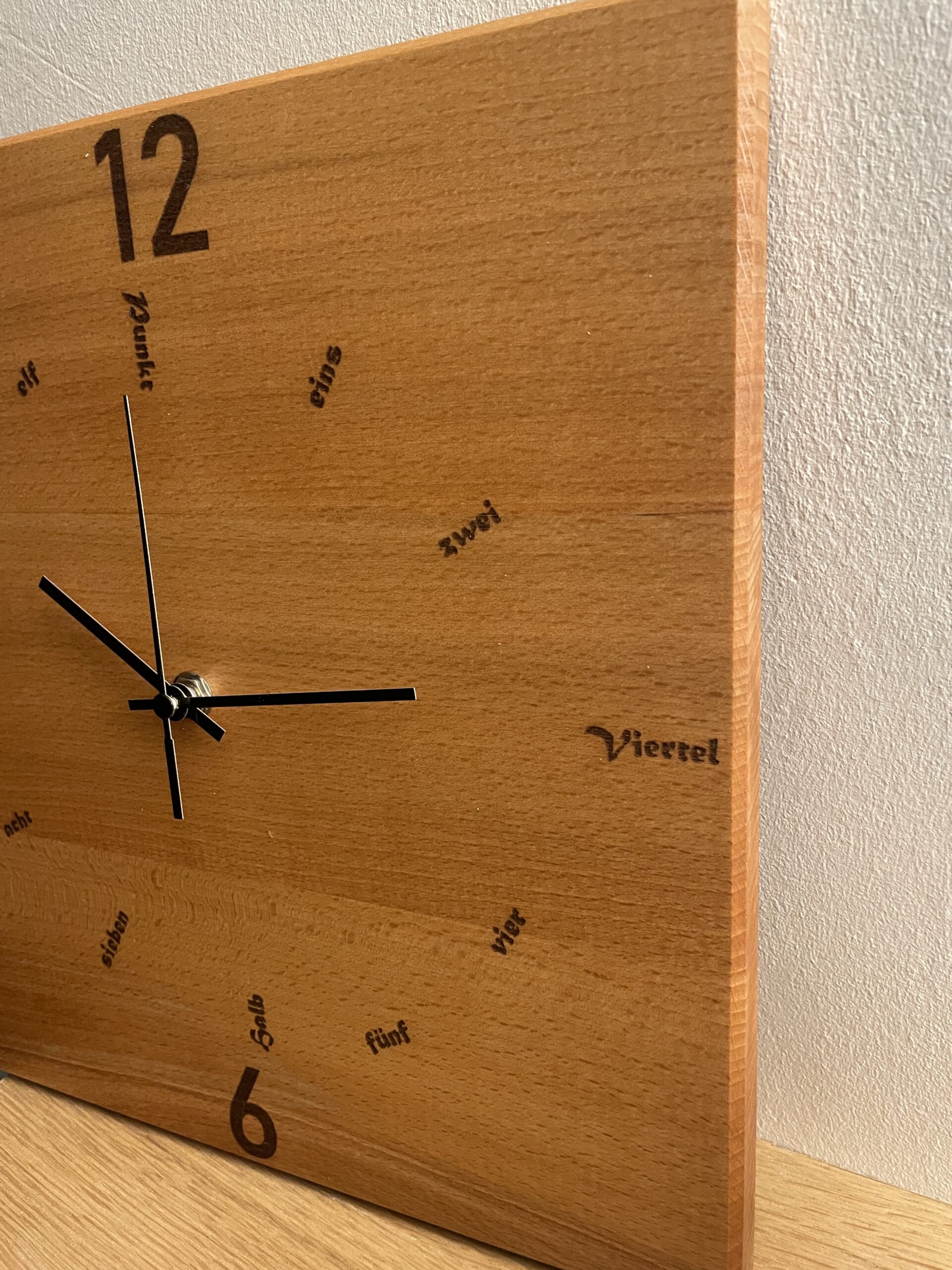 wanduhr aus buche, quadratisch