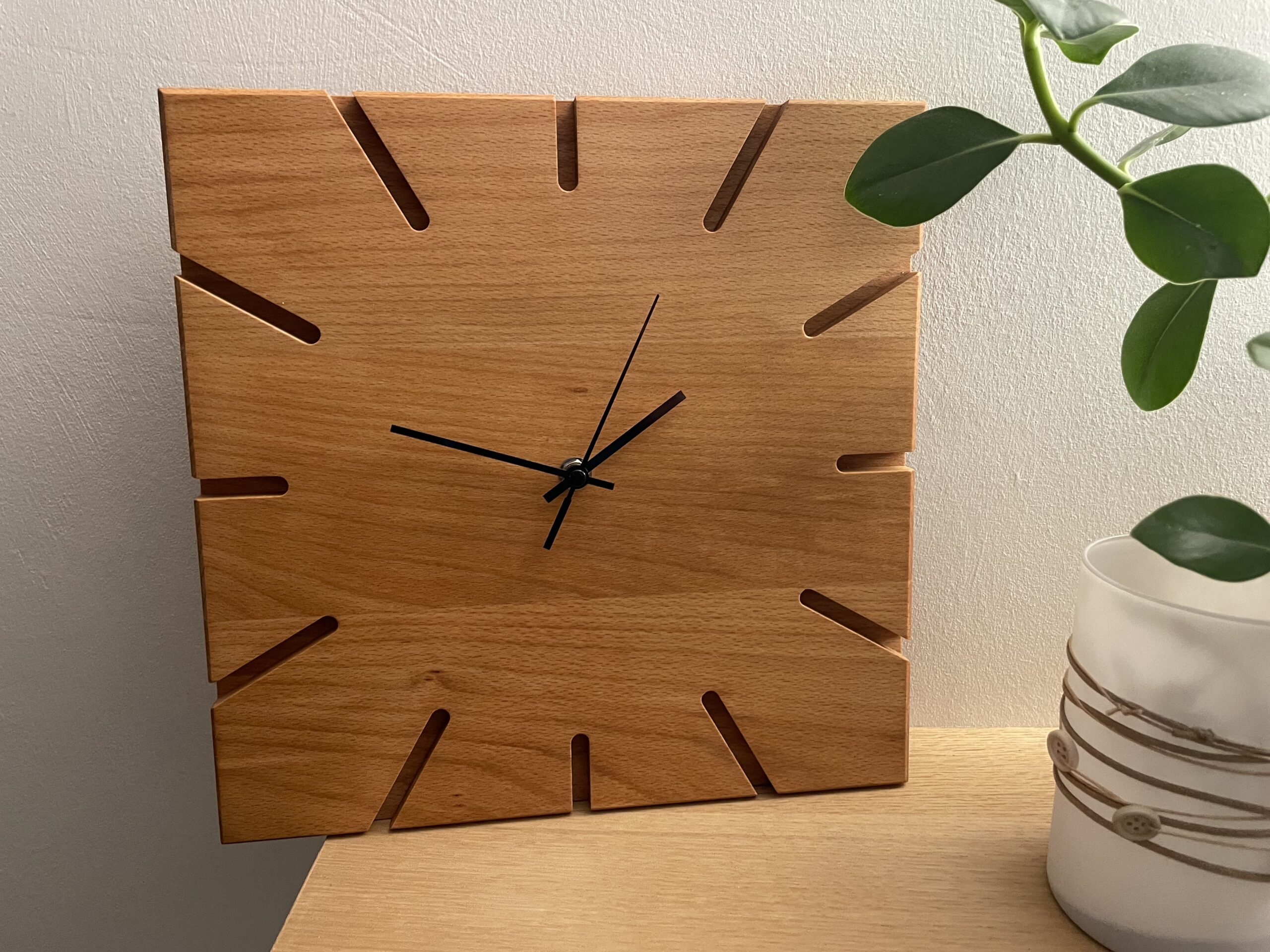 wanduhr aus buche, quadratisch