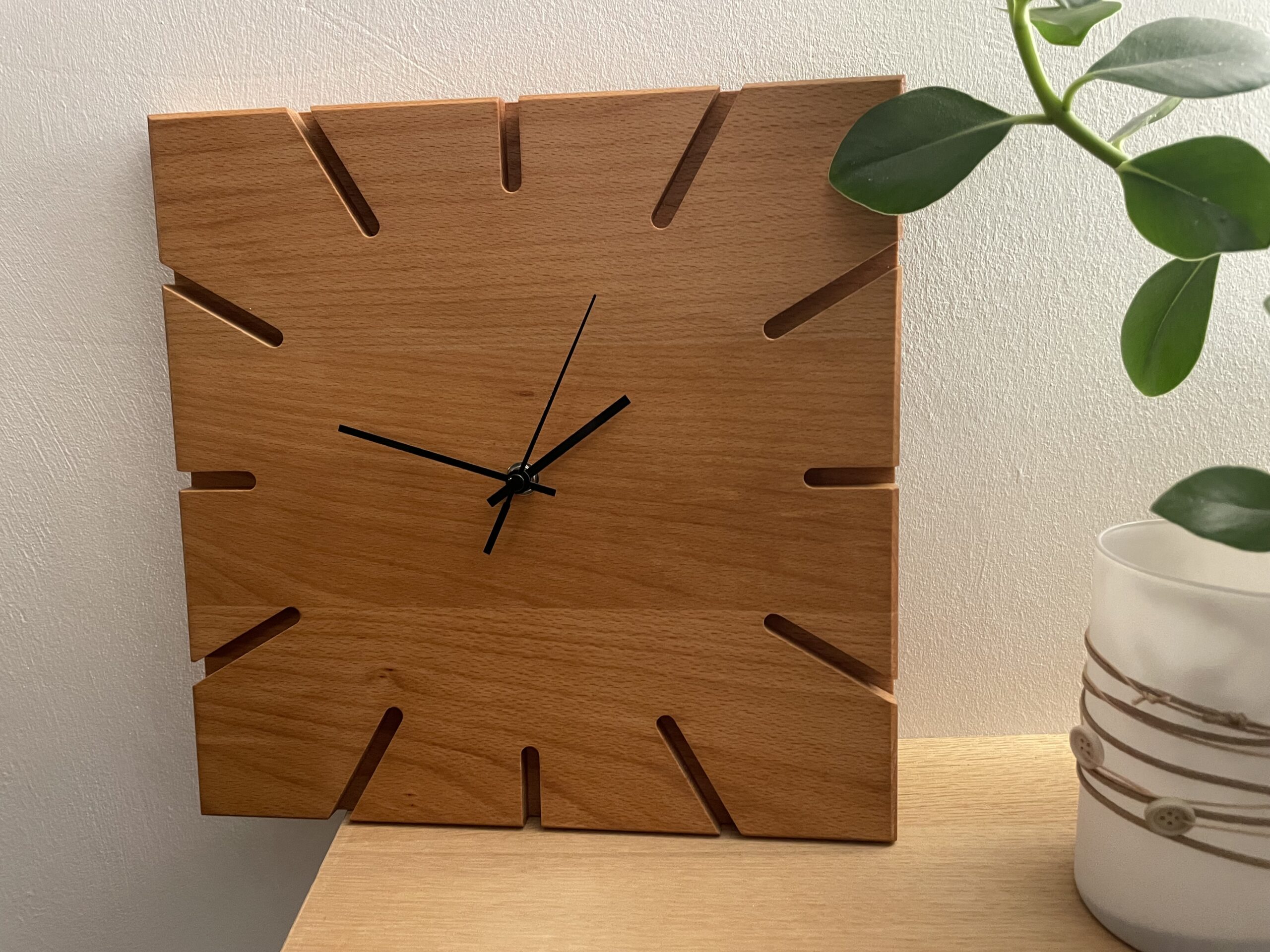 wanduhr aus buche, quadratisch