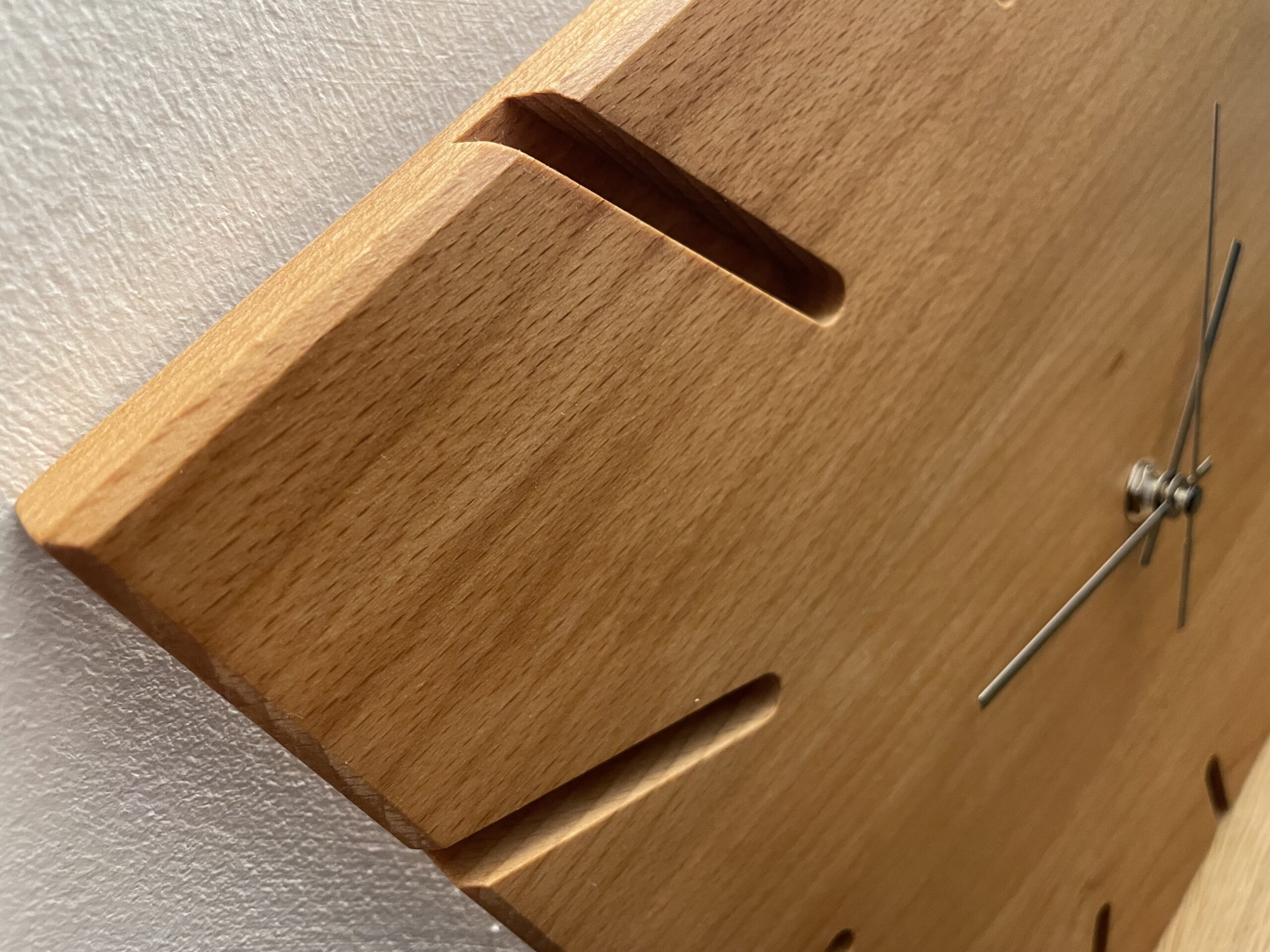 wanduhr aus buche, quadratisch